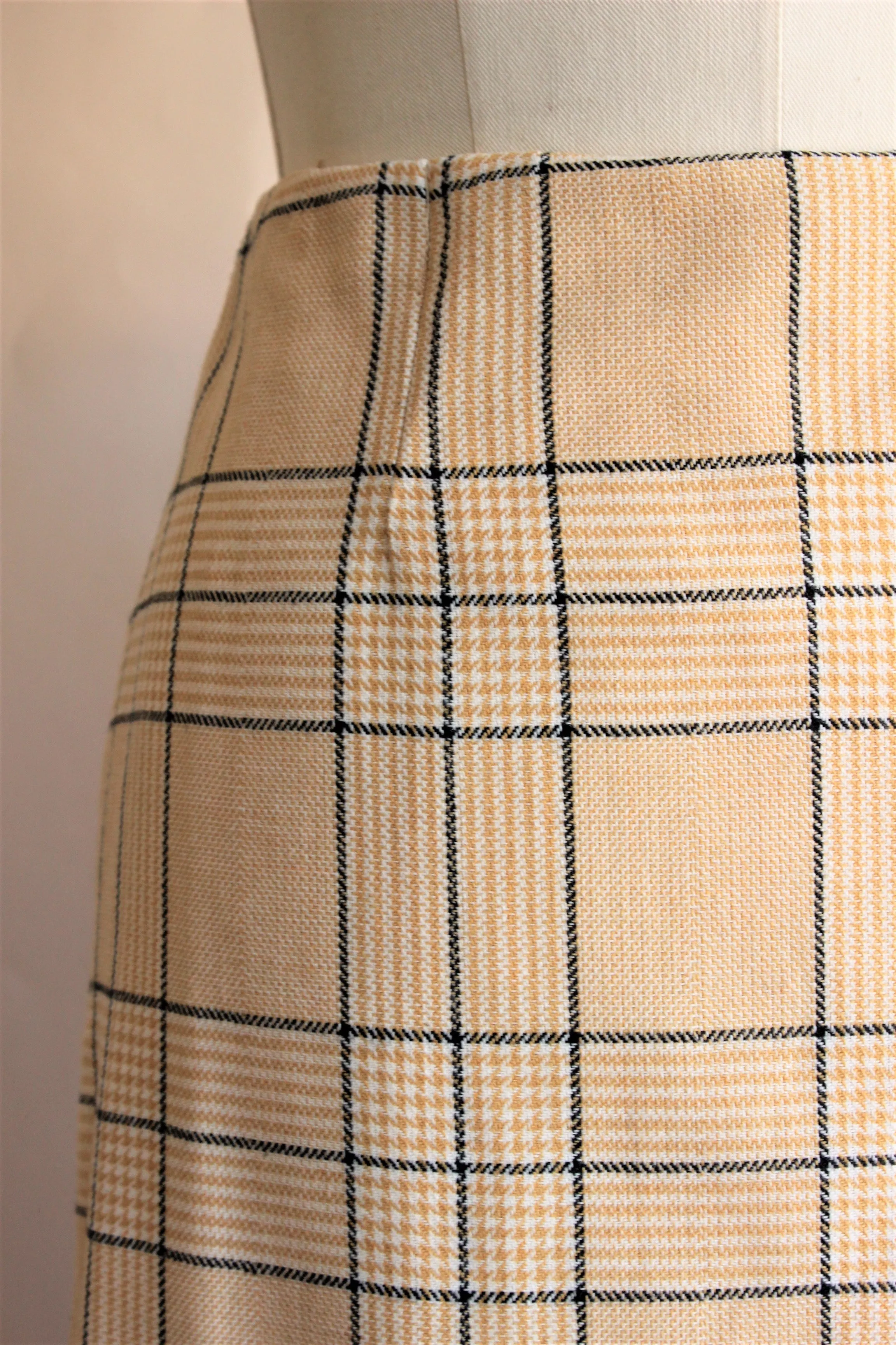 Vintage Maxiskirt in a Burberry-like plaid.
