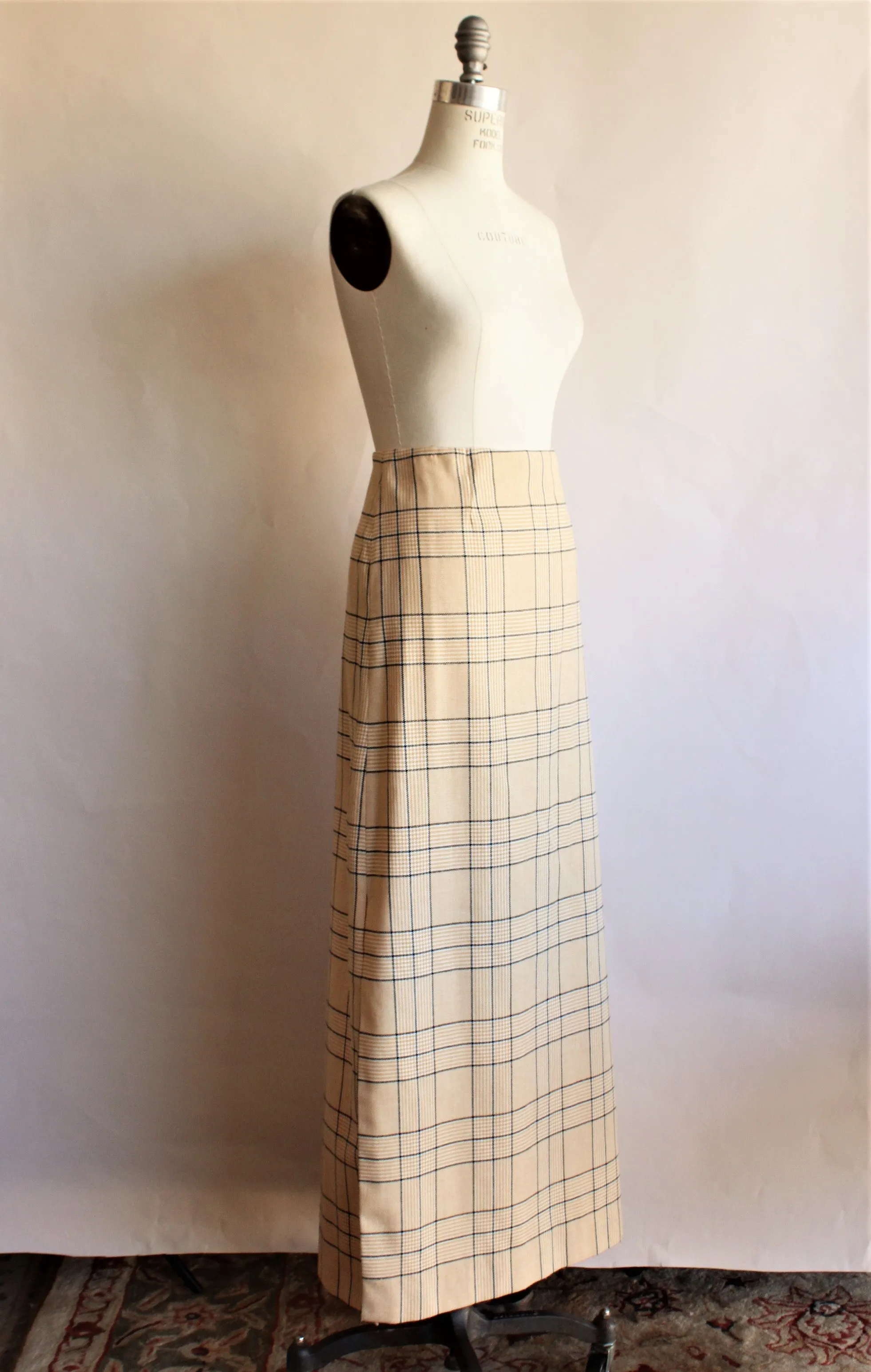 Vintage Maxiskirt in a Burberry-like plaid.