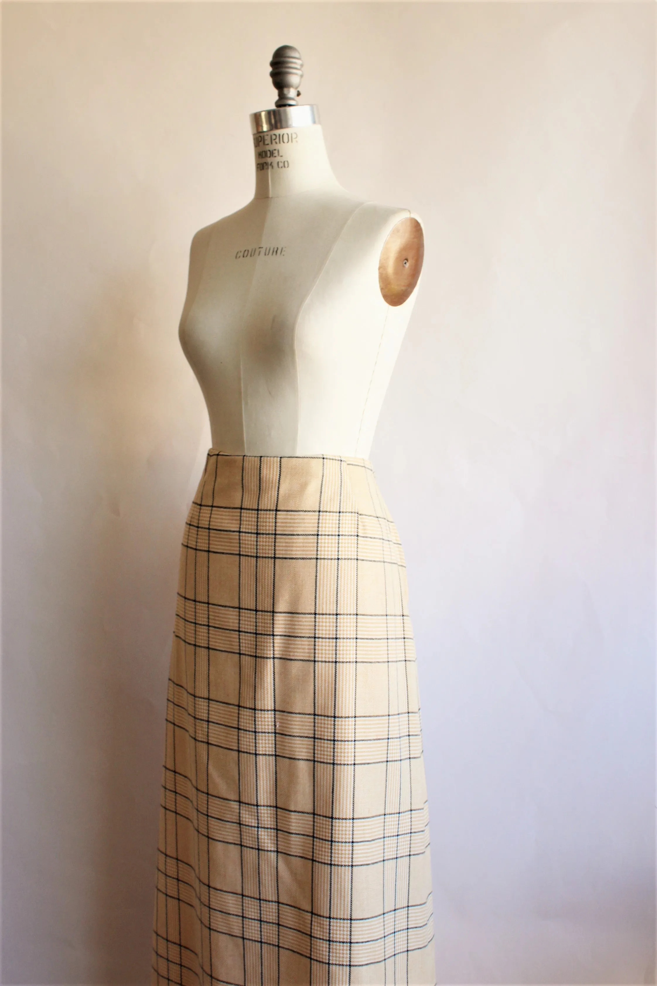 Vintage Maxiskirt in a Burberry-like plaid.