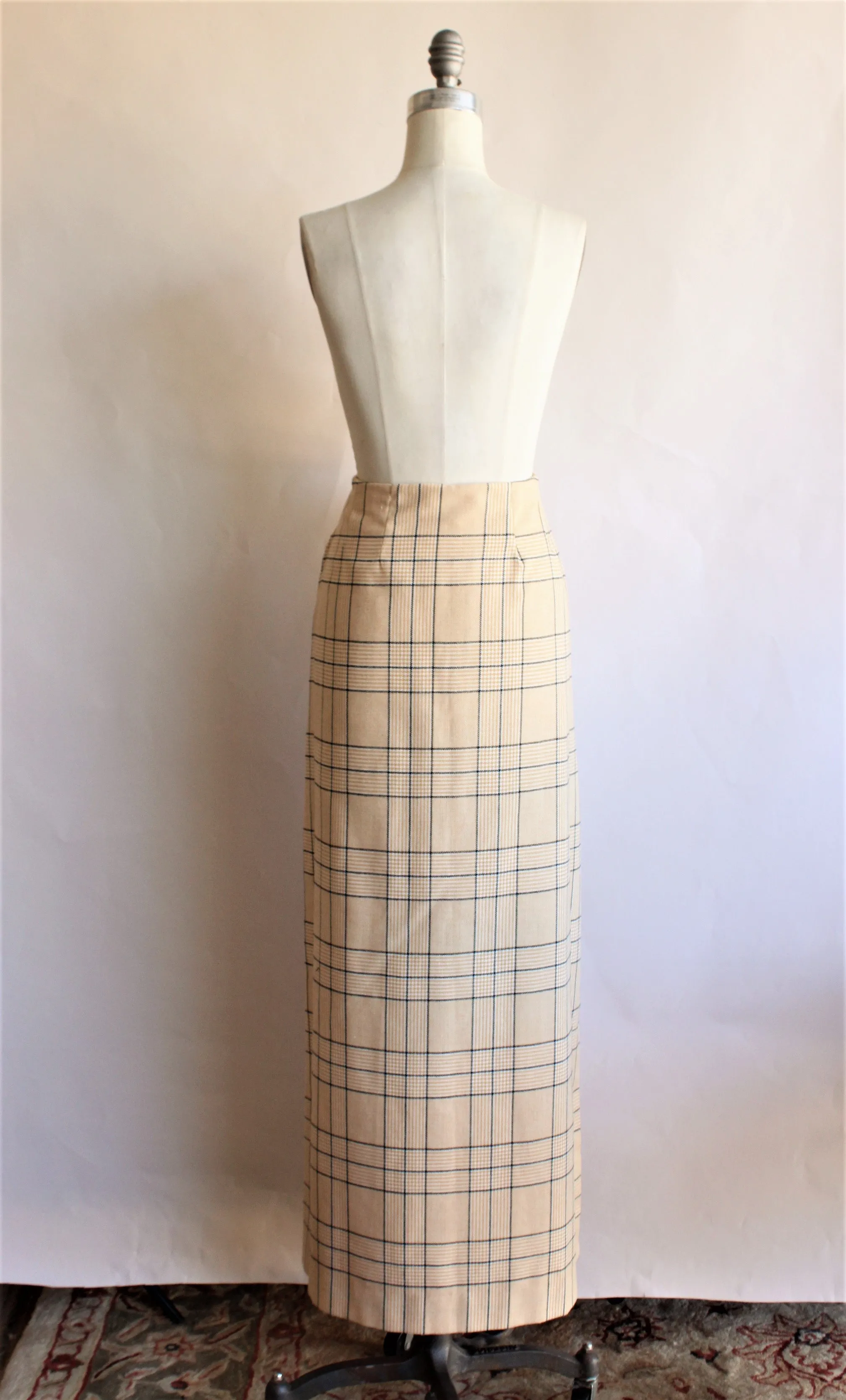 Vintage Maxiskirt in a Burberry-like plaid.