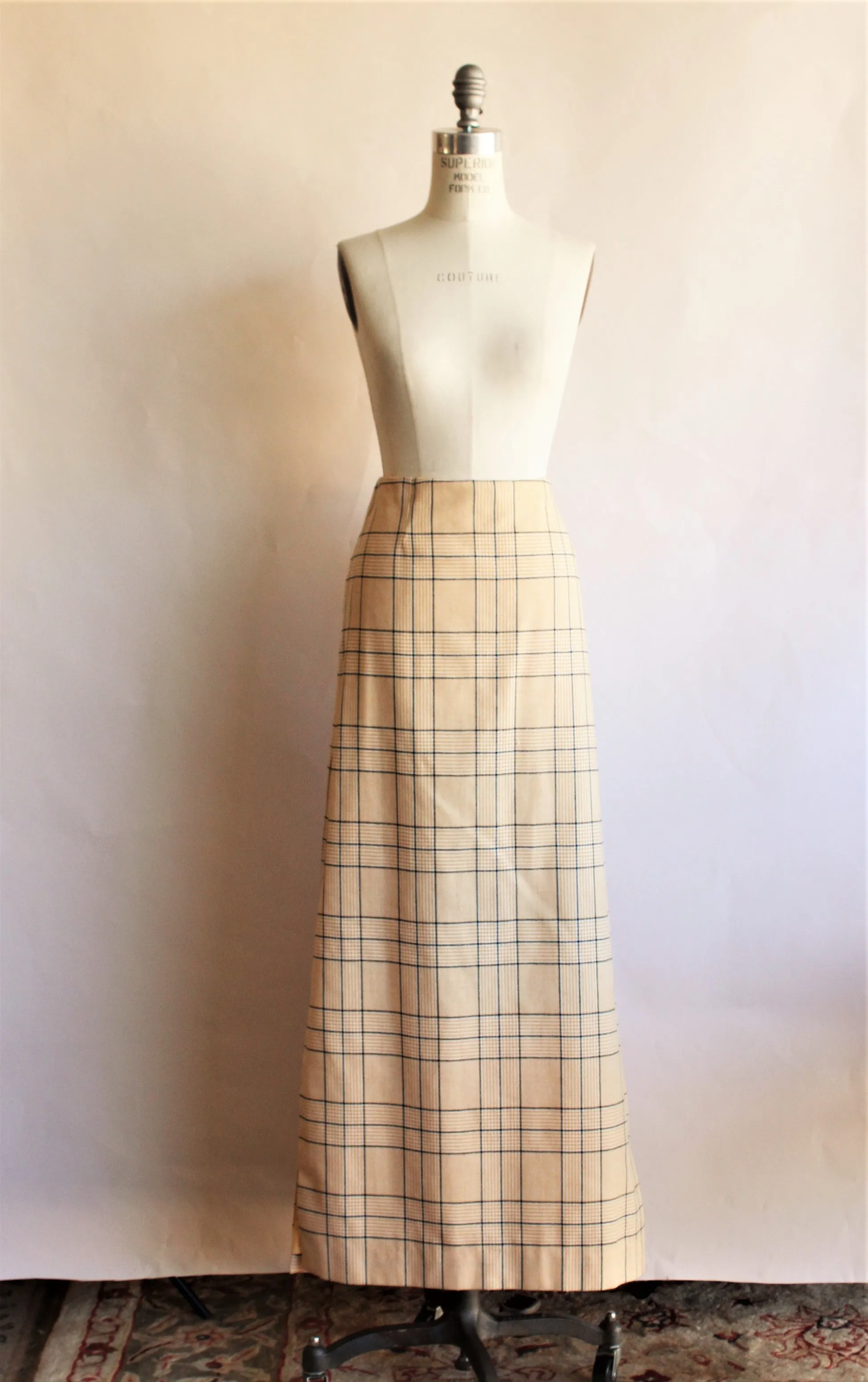 Vintage Maxiskirt in a Burberry-like plaid.